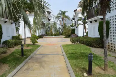 Image de Superbe penthouse de trois chambres à louer donnant sur le parcours de golf de Torrequebrada.