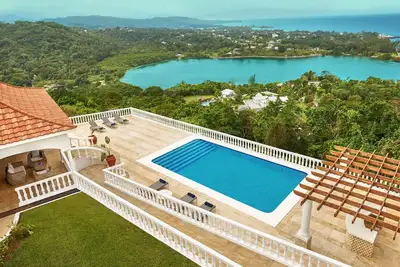 Image de Heaven Villa * Nous ne sommes pas sur l'eau, nous sommes au-dessus!