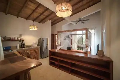 Image de Studio confortable entièrement meublé à distance de marche de la plage