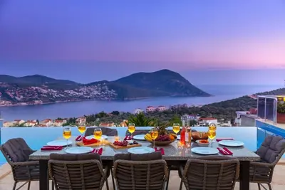 Image de Villa de luxe de 5 chambres, belle piscine à débordement, à 15 minutes. à pied du centre de Kalkan