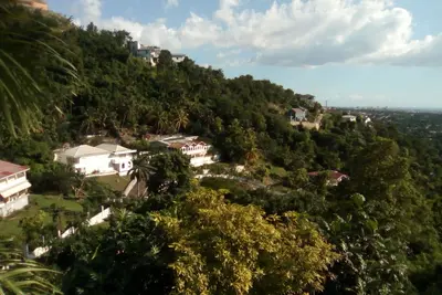Image de Belgrade Heights avec vue sur la montagne et la ville