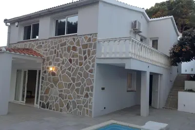 Image de Villa privée avec piscine et jardins, située dans une villa calme à Las Palmas