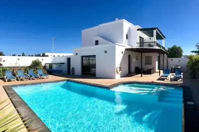 Image de 4 chambres, 3 salles de bains, grande piscine chauffée, 20 minutes à pied de la ville de Playa Blanca