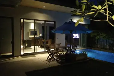 Image de Villa avec 2 chambres et piscine située dans un quartier calme de Rawai