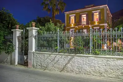 Image de Un joyau néoclassique au cœur d'un village de pêcheurs grec.