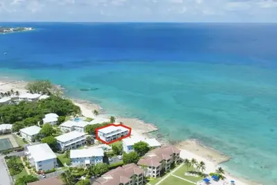 Image de 7mile Beachfront! condo moderne juste sur l'océan!