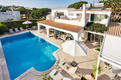 Image de Superbe villa avec piscine privée chauffée, à 10 minutes à pied de la plage