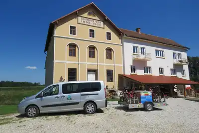 Image de . 3 Bed Mill House dans la campagne attachée à une mitaine de farine vieille de 100 ans