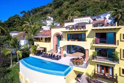 Image de Superbe et élégante villa avec de superbes vues panoramiques, personnel complet, piscine privée