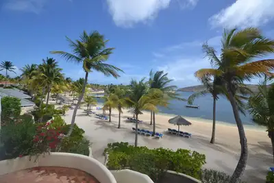 Image de Villas avec vue sur l'eau et la plage à St. James Club Mamora Bay