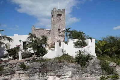 Castle MacMillan-Hughes, une belle maison à Tarpum Bay, Eleuthera