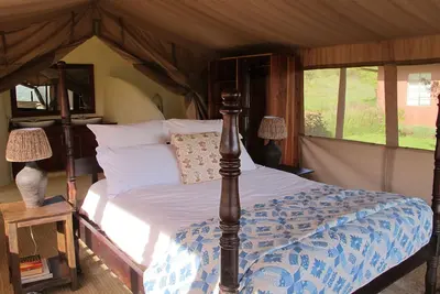Image de Deux tentes de safari idylliques dans un superbe cadre de brousse.
