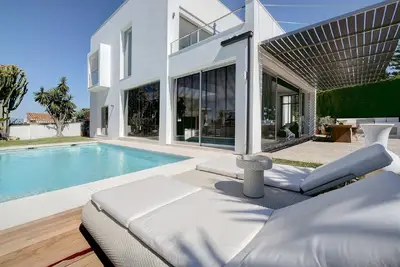 Image de Superbe villa contemporaine à côté du golf