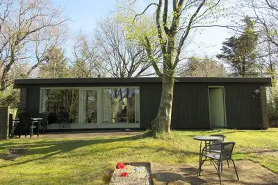 Image de Chalet confortable près du port d'Ejerslev. Plage. Bateau à rames au bord de la plage.