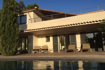 Image de Villa à 30m de la plage dans le splendide Domaine de Cala Rossa, piscine