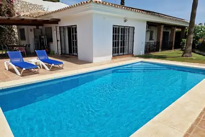 Spacieuse villa ensoleillée avec Wi-Fi gratuit et piscine privée