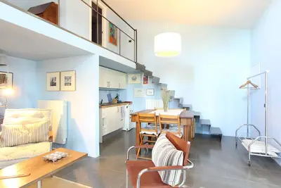 Image de Un joli petit appartement sur 2 niveaux à l'intérieur d'une villa moderne avec piscine