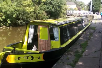 Image de Beau canal Narrowboat 'Ellis Belle' à louer à Greenberfield tranquille