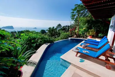 Image de Villa de style balinais. Perché au-dessus de Rainforest avec vue panoramique et piscine.
