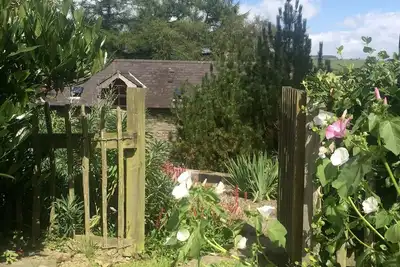 Image de Conversion de grange en pierre sur l'ancienne ferme traditionnelle de colline avec bain à remous au feu de bois