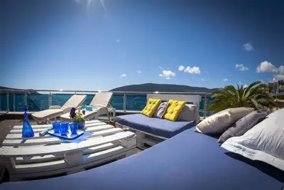 Image de Penthouse de luxe avec vue imprenable sur la baie, à 30 mètres de la mer