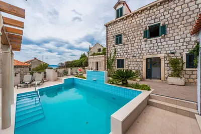 Image de Charmante villa en pierre de 6 chambres avec piscine privée