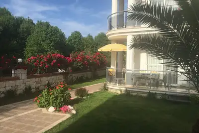 Image de Famille au rez-de-chaussée sur petit complexe privé Piscine et jardin