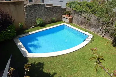 Image de Maison au centre du village avec parking privé, jardin et piscine, Hutg-22997