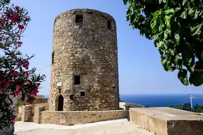 Image de Moulin à vent - Une icône contemporaine, alliant tradition et élégance.