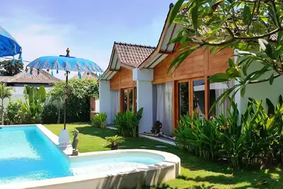 Image de 7 minutes de la plage! 4br avec piscine! Séjour de valeur!