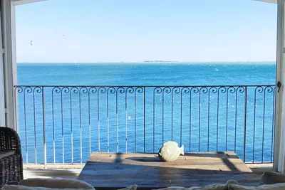 Image de Appartement élégant au bord de l'eau à Port Rive Gauche avec une vue imprenable sur la mer