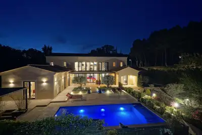 Image de Très grande maison neuve design avec piscine idéalement placée