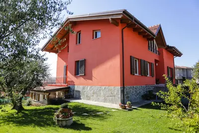 Image de villa avec piscine et grand jardin avec oliviers centenaires, bien équipée-