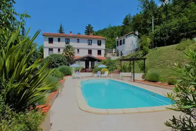 Image de Maison de 7 chambres avec piscine, excellentes installations et de superbes vues sur la montagne