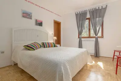 Image de Chambre double avec salle de bain privée extérieure et cuisine commune
