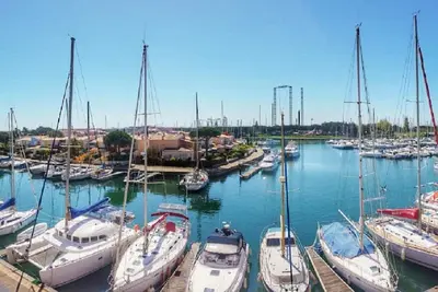 Image de Studio 34 m² avec coin nuit indépendant 4 per tout équipé face au port malfato
