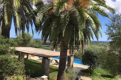 Image de Finca traditionnelle majorquine avec une vue magnifique sur la mer et les montagnes.