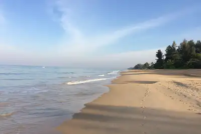Image de Beach House, situé directement sur la plage avec une vue imprenable sur le coucher du soleil!