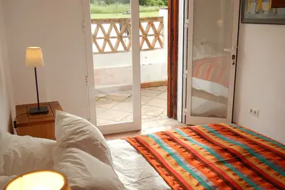Belle chambre avec salle de bains, spacieuse, fraîche et confortable.