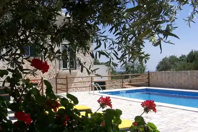 Image de Rural Villa paisible avec piscine privée dans une campagne intacte