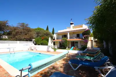 Image de Villa avec piscine privée à pied des commodités, des plages, du centre ville