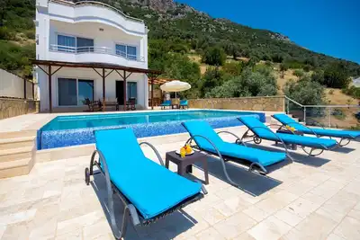 Image de Villa spacieuse de 4 chambres avec piscine chauffée isolée et vue magnifique sur la mer
