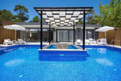 Élégante villa de lune de miel isolée de deux chambres Vade avec piscines extérieure et intérieure