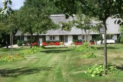 Image de Chaumière confortable dans un verger avec tennis privé