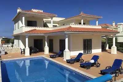 Image de Villa de luxe, piscine privée, endroit calme, vue sur le golf et l'océan