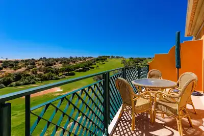 Image de Appartement de luxe avec vue panoramique - Spa et salle de gym gratuits, WiFi et femme de chambre quotidienne.