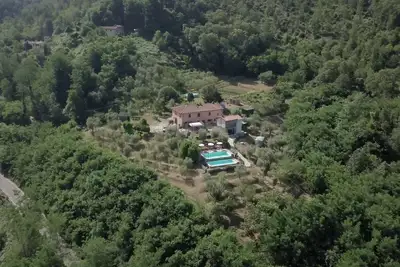 Image de Luxueuse villa avec piscine privée à débordement et une vue imprenable sur les collines environnantes