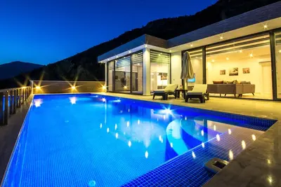 Image de Villa Lune de Miel isolée avec piscine intérieure chauffée et vue panoramique