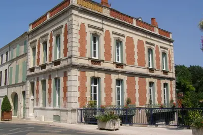 Image de 2 Bedroomed Appartement En ville historique français