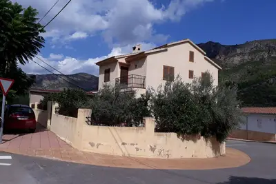 Image de Villa aménagée à mi-chemin entre la mer et la haute montagne